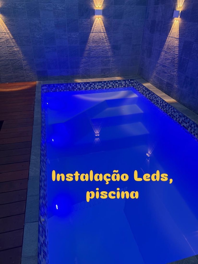 Piscina com iluminação LED azul instalada