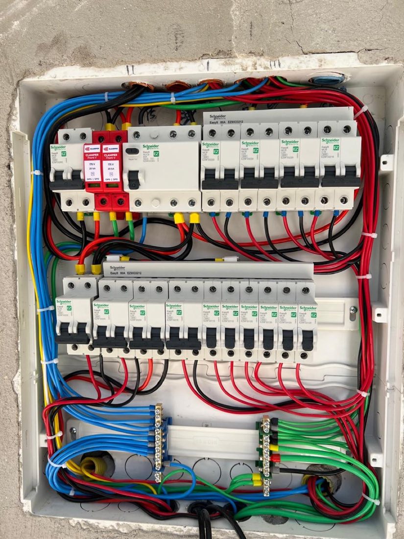 Quadro de disjuntores Schneider novo com fiação organizada e identificada por cores