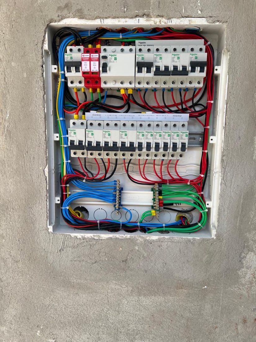 Quadro elétrico novo em obra, com disjuntores Schneider e fiação organizada