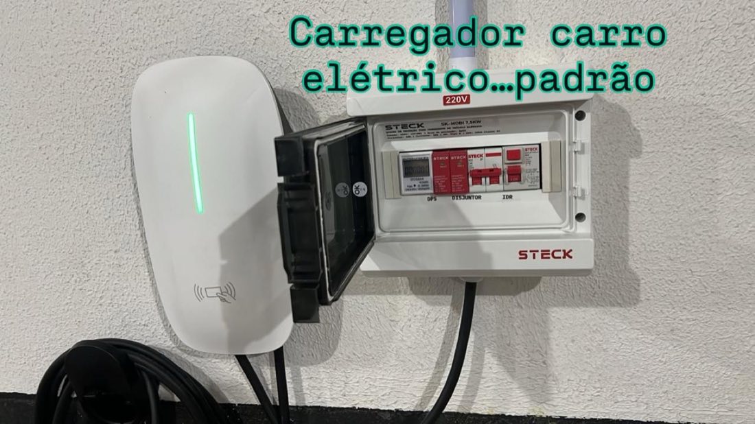 Wallbox de carro elétrico instalado ao lado do quadro de proteção